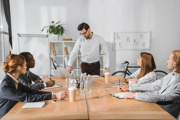 Multicultural Businesspeople Discussing Something Meeting — Stock Photo, Image