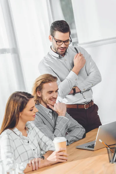 Equipo Negocios Mirando Ordenador Portátil Mesa Espacio Oficina — Foto de Stock