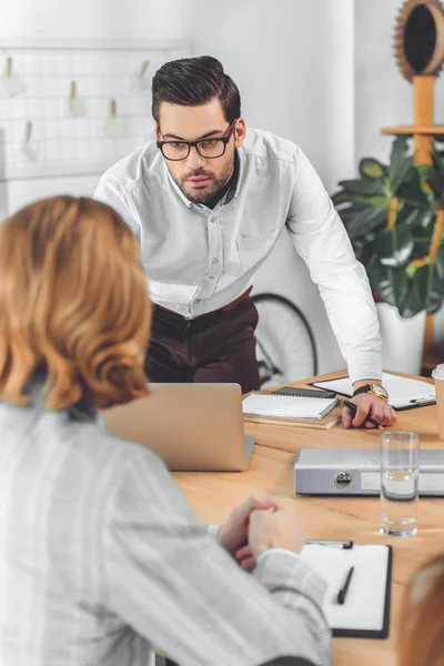 Hombre Pie Contra Ordenador Portátil Mesa Espacio Oficina — Foto de stock gratis