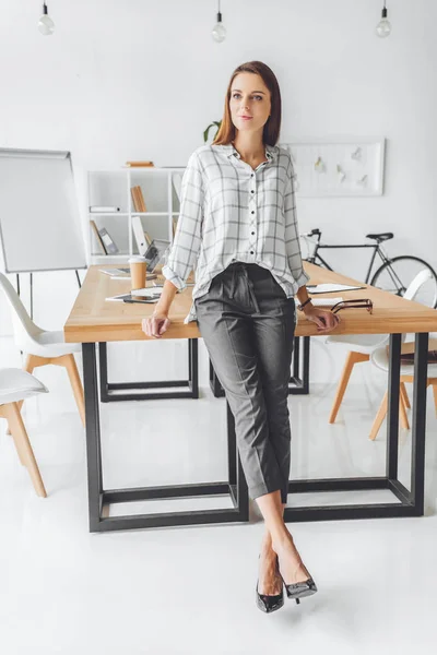 Mujer Con Camisa Apoyada Mesa Mirando Hacia Otro Lado Espacio — Foto de Stock