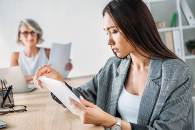 tablet kullanma office ciddi çekici Asya iş kadını yan görünüm