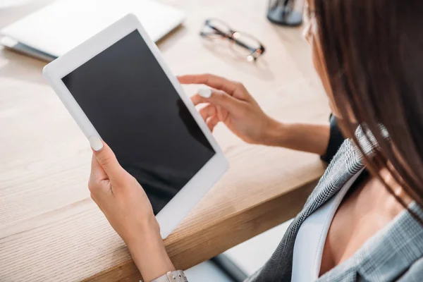 Hochwinkel Ansicht Der Geschäftsfrau Mit Tablet Mit Leerem Bildschirm Büro — Stockfoto