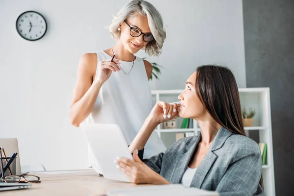 Cheerful Multicultural Businesswomen Looking Each Other Office — Stock Photo, Image