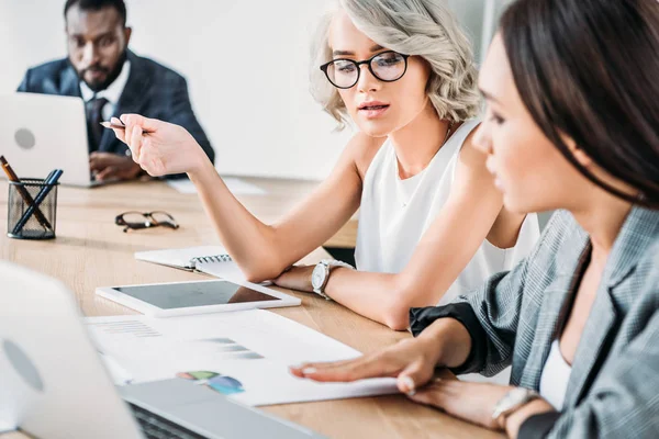 Multietniskt Affärskvinnorna Talar Projektet Office — Stockfoto