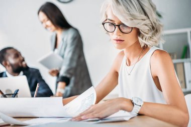 çekici genç beyaz işkadını Office belgeleri okuma