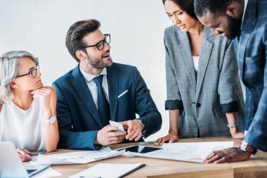 Office proje üzerinde genç çok kültürlü iş adamları