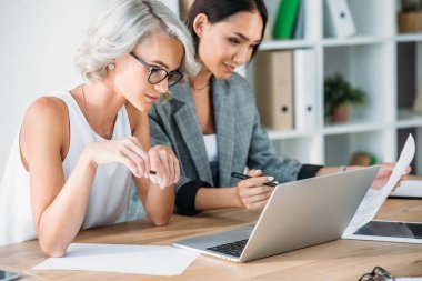 çok ırklı mecaz ofis dizüstü ve belgeleri çalışma
