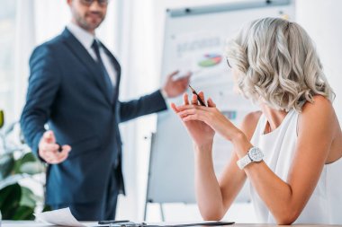 flipchart Office yakınındaki dururken el hareketi işadamı kırpılmış görüntü