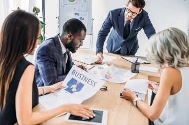 Office proje üzerinde genç çok kültürlü iş adamları