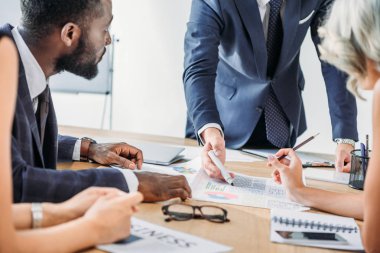 toplantıda Office belgeleri seyir çok kültürlü iş adamları görüntü kırpılmış