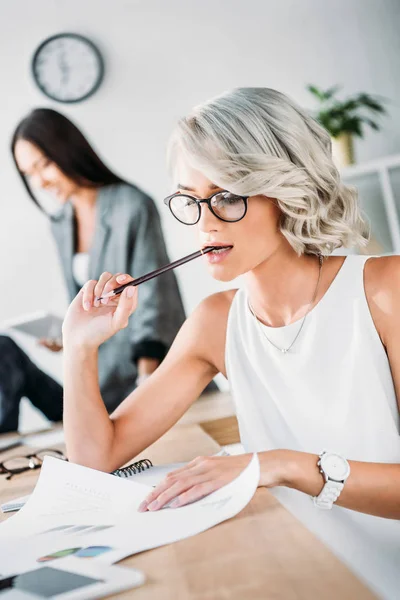 Attractive Young Caucasian Businesswoman Biting Pencil Reading Documents Office — Free Stock Photo