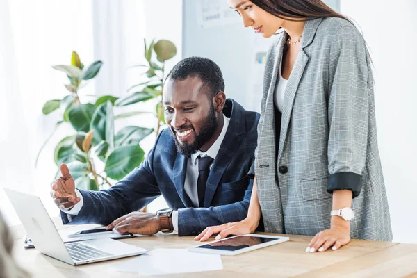 Sonriente Africano Americano Hombre Negocios Asiático Mujer Negocios Mirando Portátil — Foto de Stock