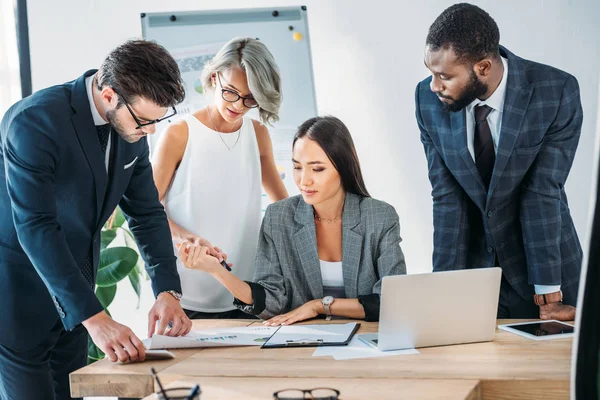 Giovani Imprenditori Multiculturali Che Discutono Progetto Ufficio — Foto Stock