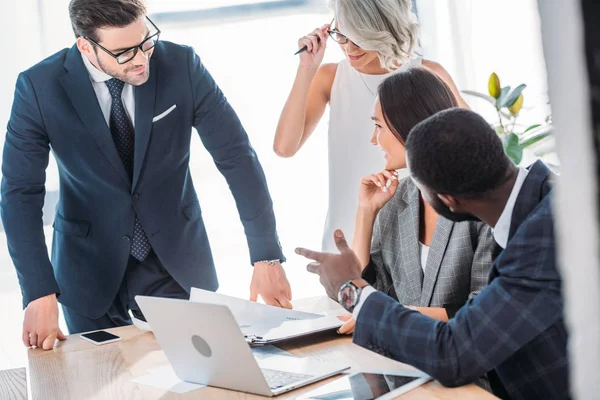 Jóvenes Empresarios Multiculturales Haciendo Gestos Hablando Durante Lluvia Ideas Cargo — Foto de Stock