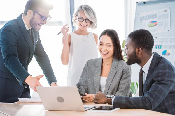 Empresarios Multiculturales Riendo Mientras Trabajan Proyecto Oficina —  Fotos de Stock