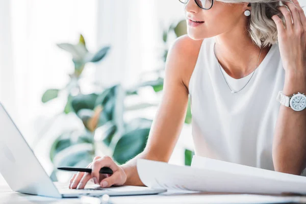 Imagen Recortada Mujer Negocios Utilizando Ordenador Portátil Oficina —  Fotos de Stock