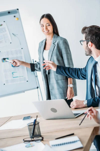 Lächelnde Asiatische Geschäftsfrau Zeigt Auf Flipchart Bei Besprechung Büro Und — Stockfoto