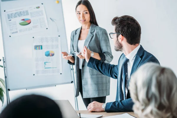 Asian Businesswoman Standing Flipchart Meeting Office Talking Colleague — Stock Photo, Image