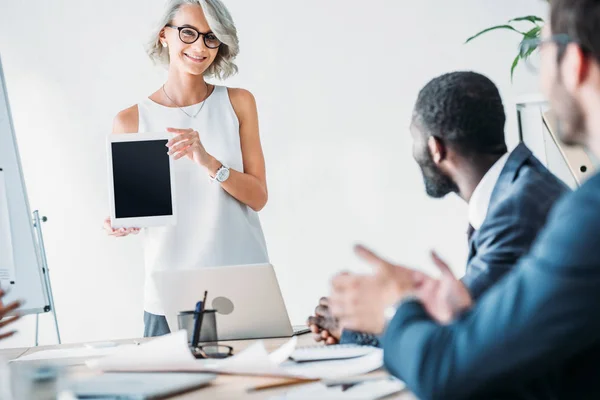 Glimlachende Zakenvrouw Weergegeven Tablet Met Leeg Scherm Multiculturele Collega Office — Stockfoto