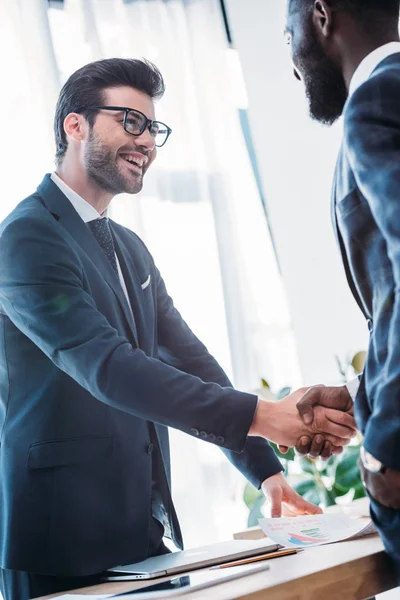 Smiling Multicultural Businessmen Shaking Hands Office — Stock Photo, Image