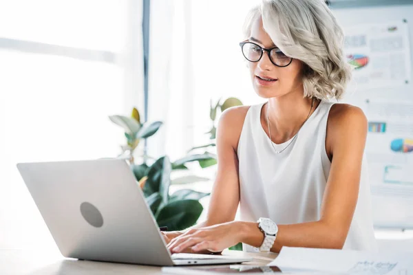 Hermosa Mujer Negocios Caucásica Utilizando Ordenador Portátil Oficina —  Fotos de Stock