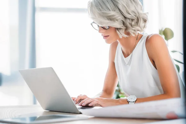 Vista Laterale Della Bella Donna Affari Utilizzando Computer Portatile Ufficio — Foto Stock