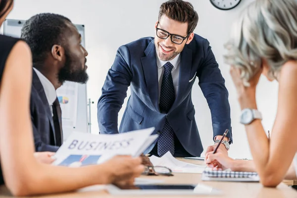 Jonge Multi Etnische Ondernemers Aan Tafel Zitten Tijdens Bijeenkomst Office — Stockfoto