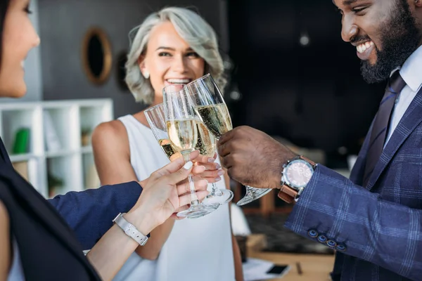 Úsměvem Mnohonárodnostní Podnikatelé Cinkání Sklenic Šampaňského Úřadu — Stock fotografie