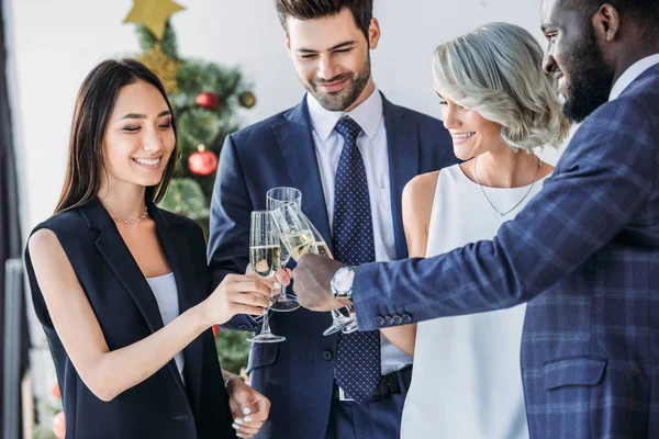 Empresários Multiétnicos Clinking Com Copos Champanhe Com Árvore Natal Fundo — Fotografia de Stock