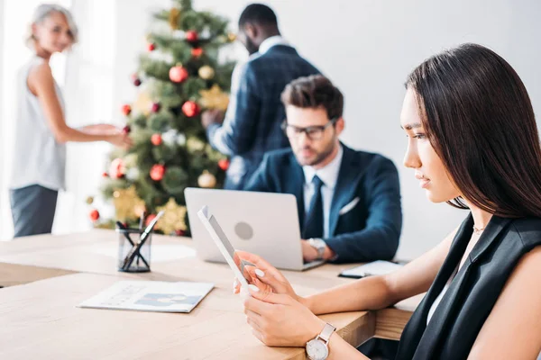 Aziatische Zakenvrouw Werken Collega Versieren Kerstboom Kantoor — Stockfoto