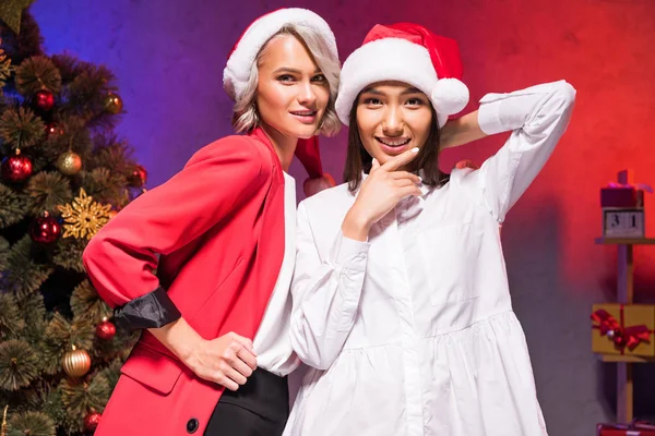 Multiethnic Businesswomen Santa Hats Looking Camera New Year Corporate Party — Stock Photo, Image