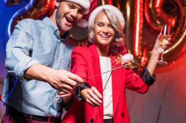 Noel Baba şapkaları yeni yıl şirket partisinde Noel maytap holding içinde genç iş adamları