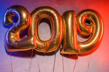 mavi ve kırmızı ışık ile Grey altın 2019 işareti helyum balonları