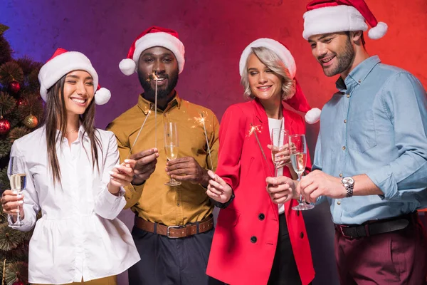 Empresários Multiculturais Felizes Comemorando Festa Corporativa Ano Novo — Fotografia de Stock