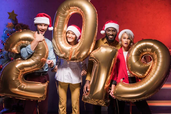 Upphetsad Mångkulturella Företagare Håller 2019 Ballonger Corporate Nyårsfest — Stockfoto