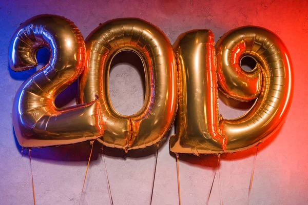 Oro 2019 Signo Globos Helio Con Luz Azul Roja Sobre —  Fotos de Stock