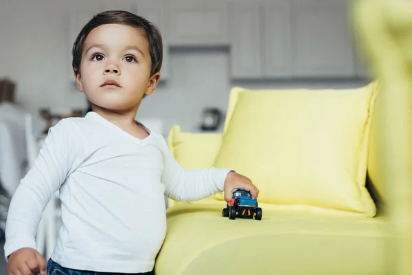 Mâle Enfant Jouer Avec Bleu Jouet Voiture Sur Canapé — Photo