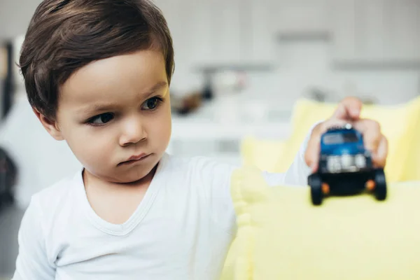 おもちゃの車で遊ぶ少年の選択と集中  — 無料ストックフォト