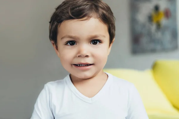Porträt Eines Entzückend Lächelnden Kindes Hause — Stockfoto
