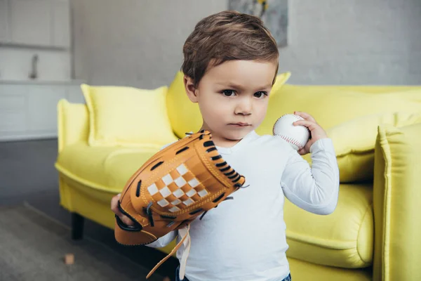 Söta Barn Leker Med Baseball Handske Och Boll Hemma — Gratis stockfoto