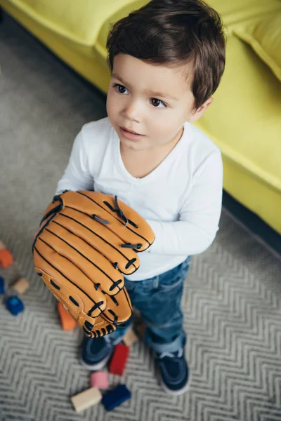 Liten Pojke Leker Med Baseball Handske — Stockfoto