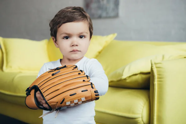 可爱的小男孩玩棒球手套 — 图库照片