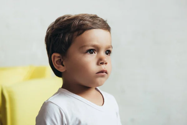Porträtt Bedårande Barn Tittar Bort Hemma — Stockfoto