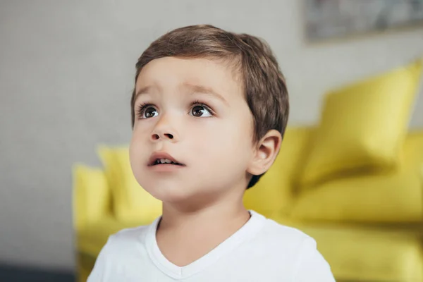 Portret Van Schattige Emotionele Jongen Thuis — Stockfoto