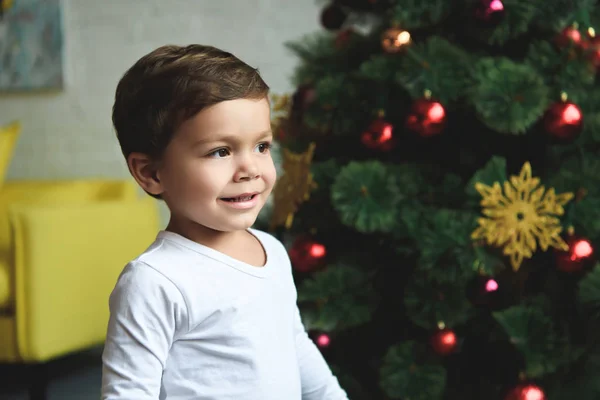 Niño Sonriente Pie Cerca Del Árbol Navidad Casa — Foto de Stock