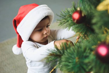 çok güzel çocuk Noel ağacı süsleme Noel Baba şapkası