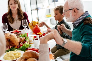mutlu aile hizmet masada Türkiye ile Şükran günü tatil yemekten önce dua 