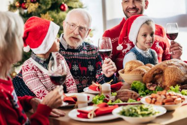 şarap kadehi evde aile ile Noel kutlamaları sırasında tost ekmegi ile komuta sizde 