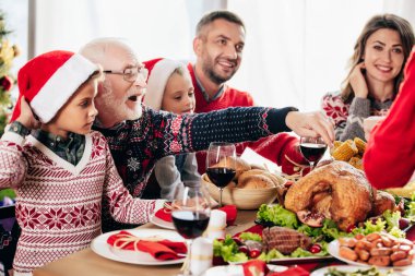 Türkiye Aile ile Noel yemeği evde yaparken işaret mutlu komuta sizde