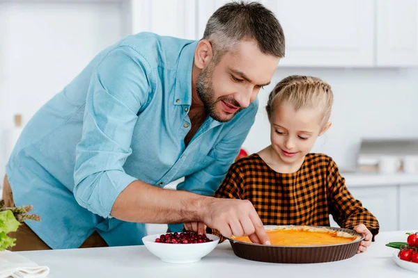 Pai Feliz Adorável Filhinha Decorando Torta Abóbora Para Dia Ação — Fotografia de Stock